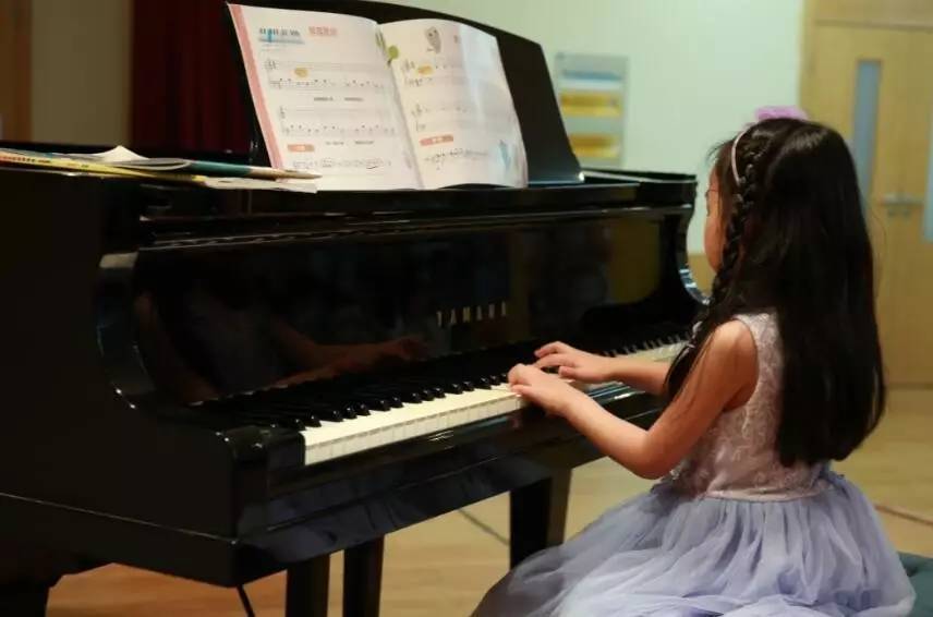 孩子彈鋼琴，手型一定要規(guī)范嗎？